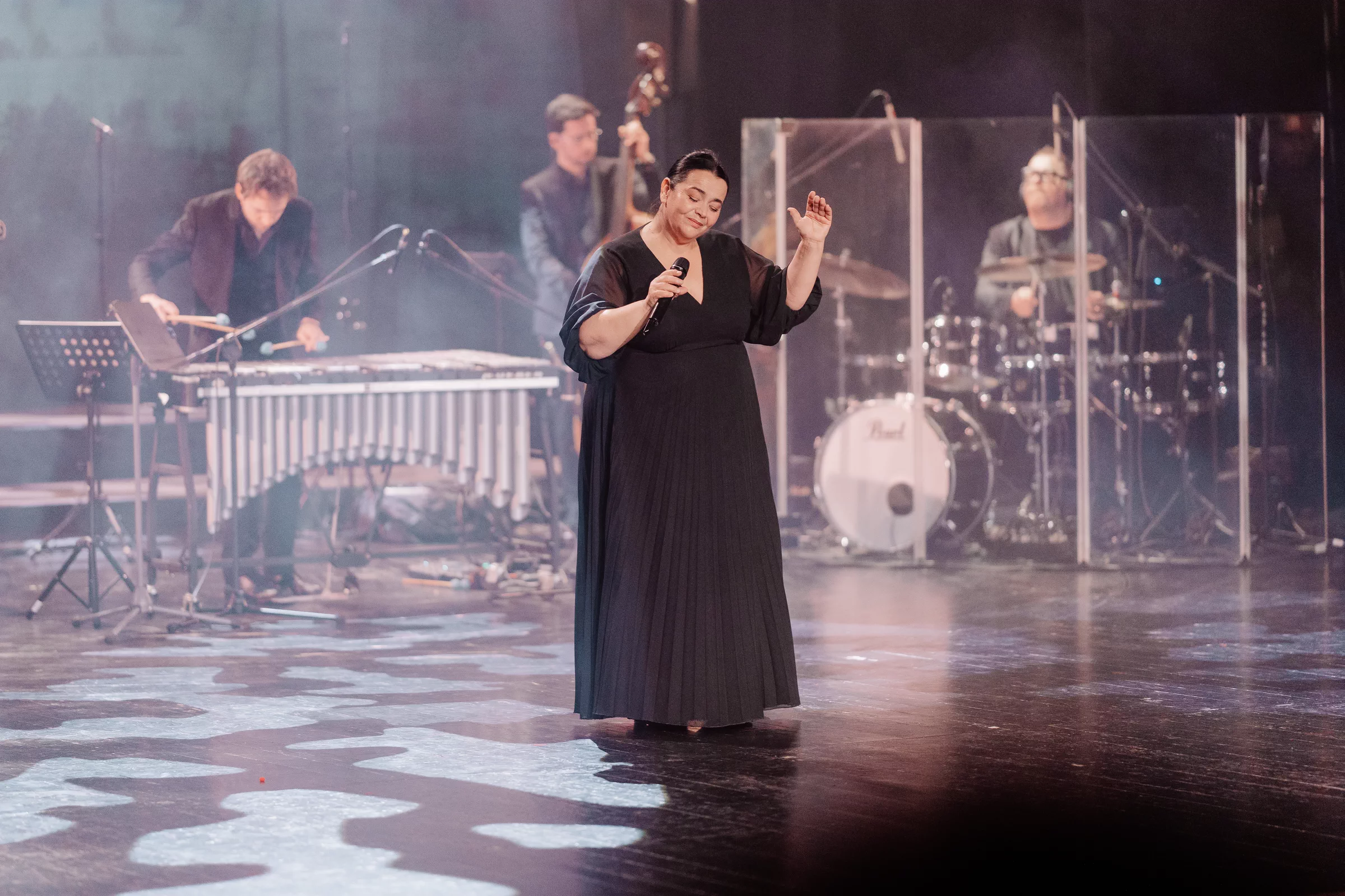 Solistka 4GOSPEL śpiewająca na scenie